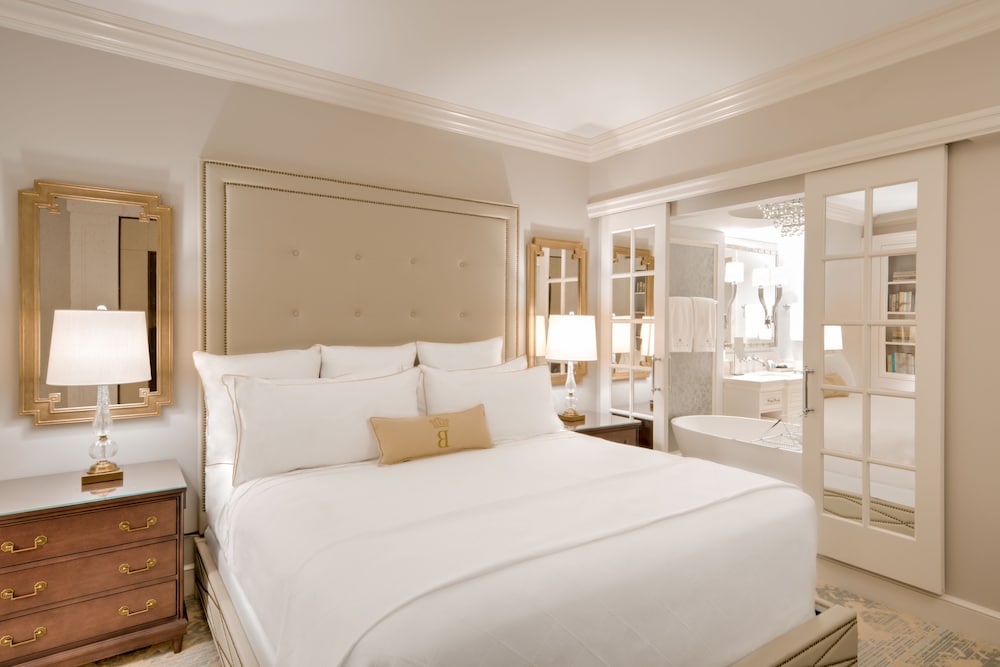 Premier Room, 1 King Bed photo 3