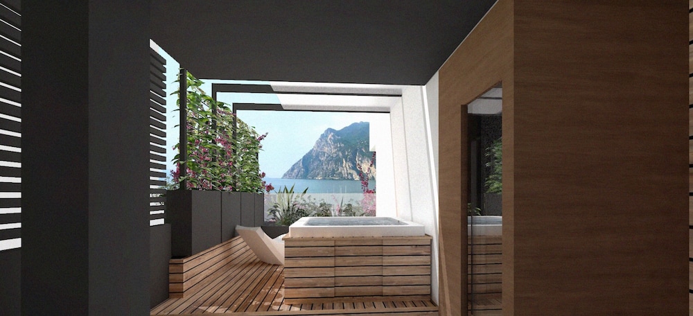 Elite Studio Suite, Hot Tub, Partial Lake View