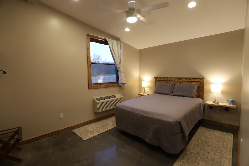 Deluxe Chalet, 2 Queen Beds, Lake View photo 2