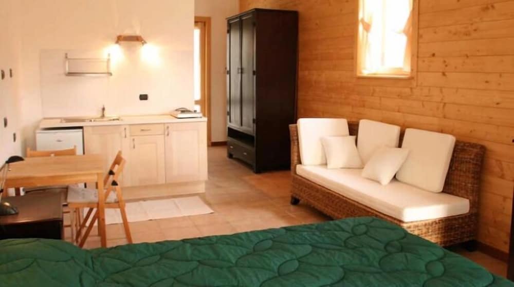 Apartment, 1 King Bed, Private Bathroom, Lake View photo 2