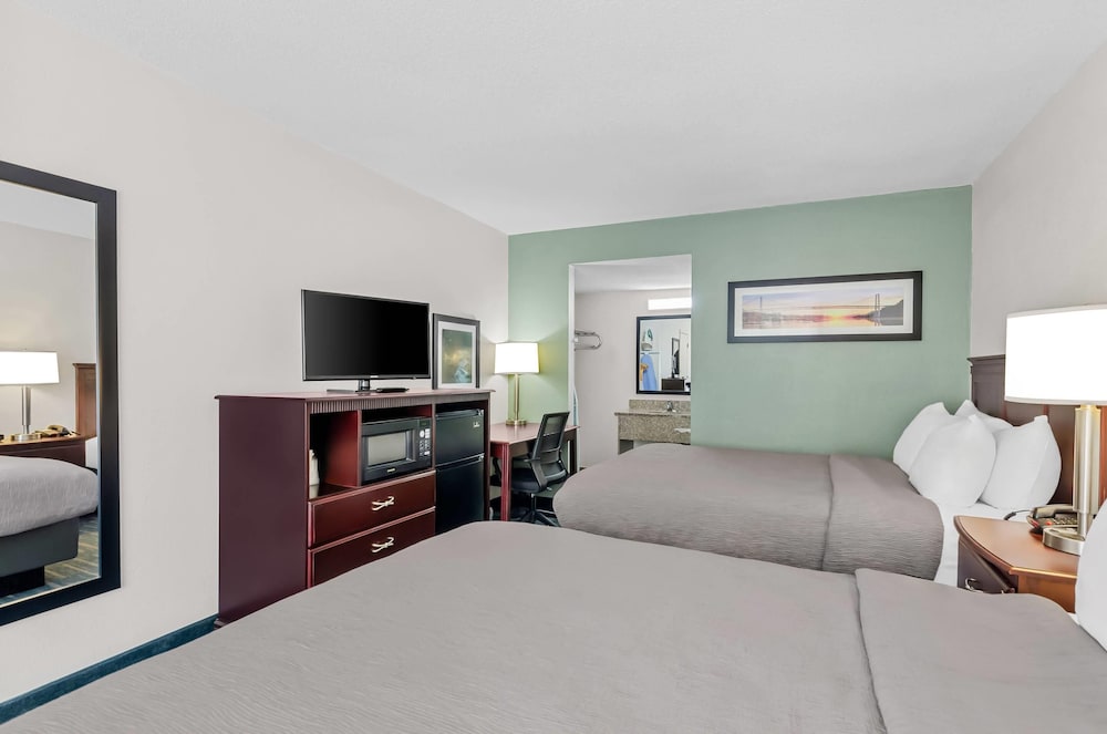 Standard Room, 2 Queen Beds, Non Smoking - Photo 3