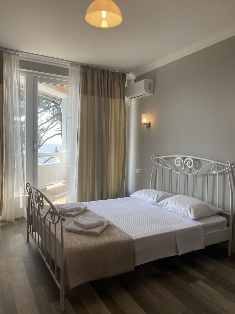 Standard Double Room, Partial Sea View photo 2