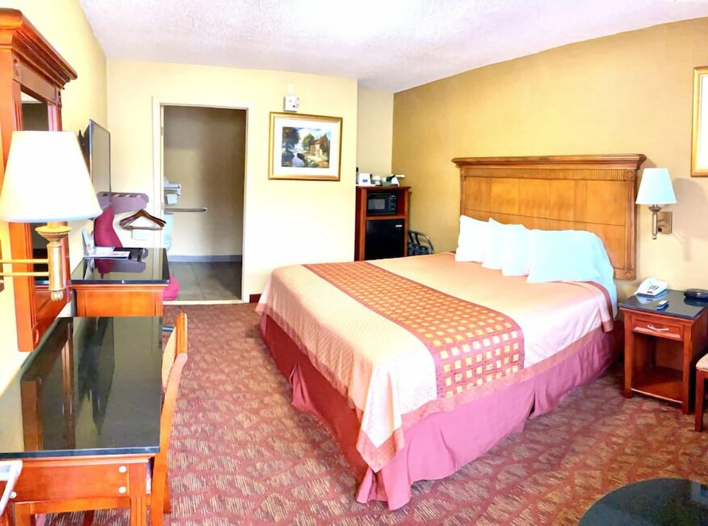 Room, 1 King Bed, Accessible, Non Smoking (Upgrade) photo 1