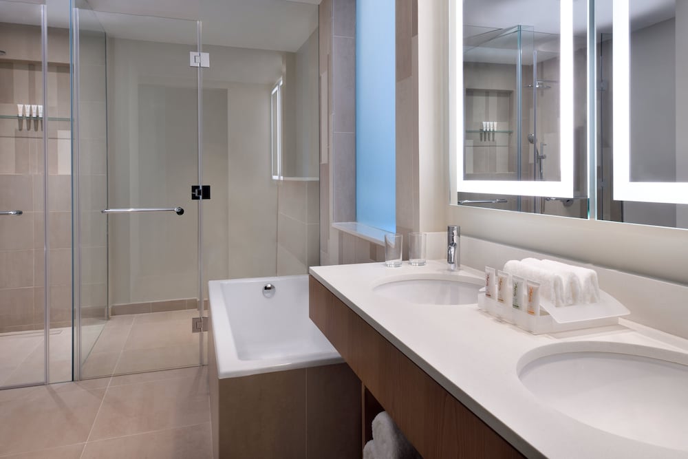Premium Room, 1 King Bed, Kitchen, City View thumbnail 6