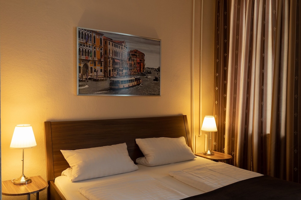 Triple Room, Private Bathroom, Courtyard View (Dreibettzimmer) photo 1