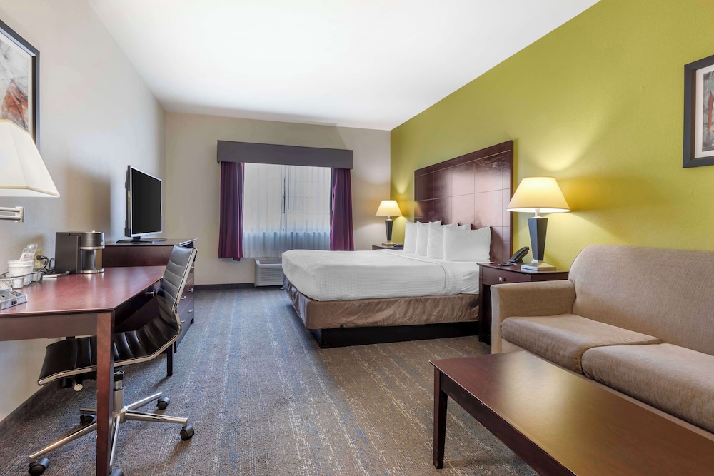 Standard Room, 1 King Bed, Non Smoking, Refrigerator & Microwave - Photo 1