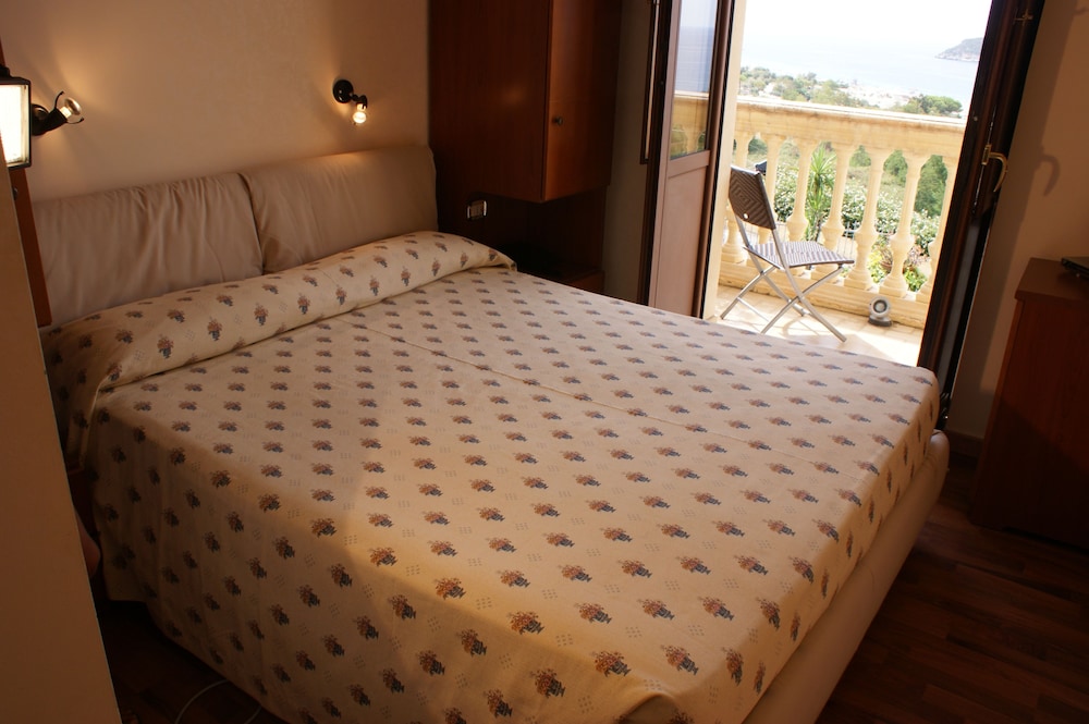 Double Room, Balcony, Sea View photo 2
