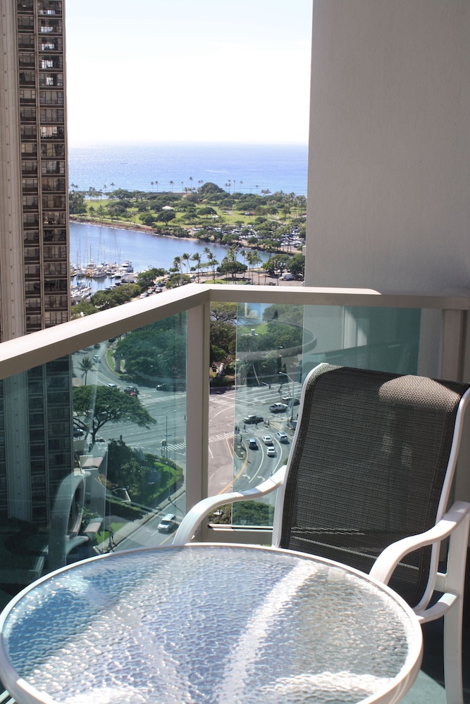 Superior Room, Ocean View (Waikiki Tower) - Photo 7