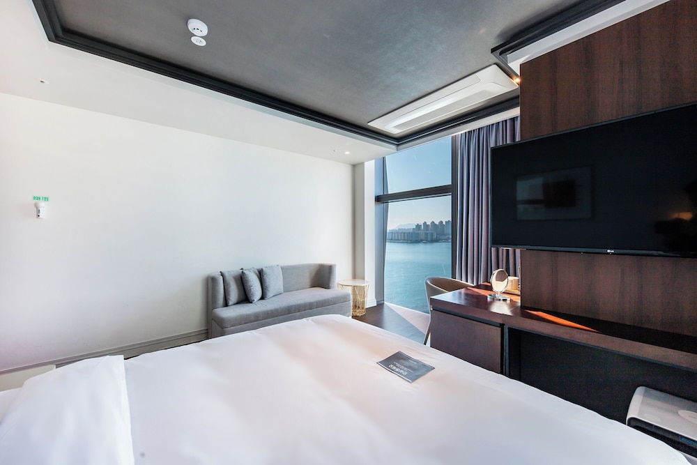 Panorama Suite Room -Breakfast Included,Unlimted StarbucksCoffee Bean,OTT Available,15PM CI /13PM CO - Photo 2