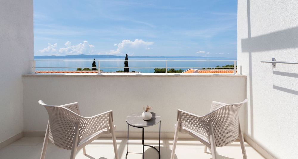 Standard Double or Twin Room, Balcony, Partial Sea View photo 3
