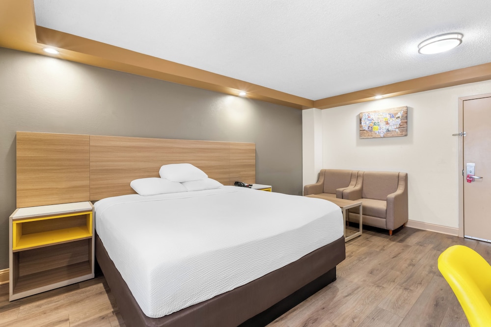 Standard Room, 1 King Bed, Non Smoking - Photo 7