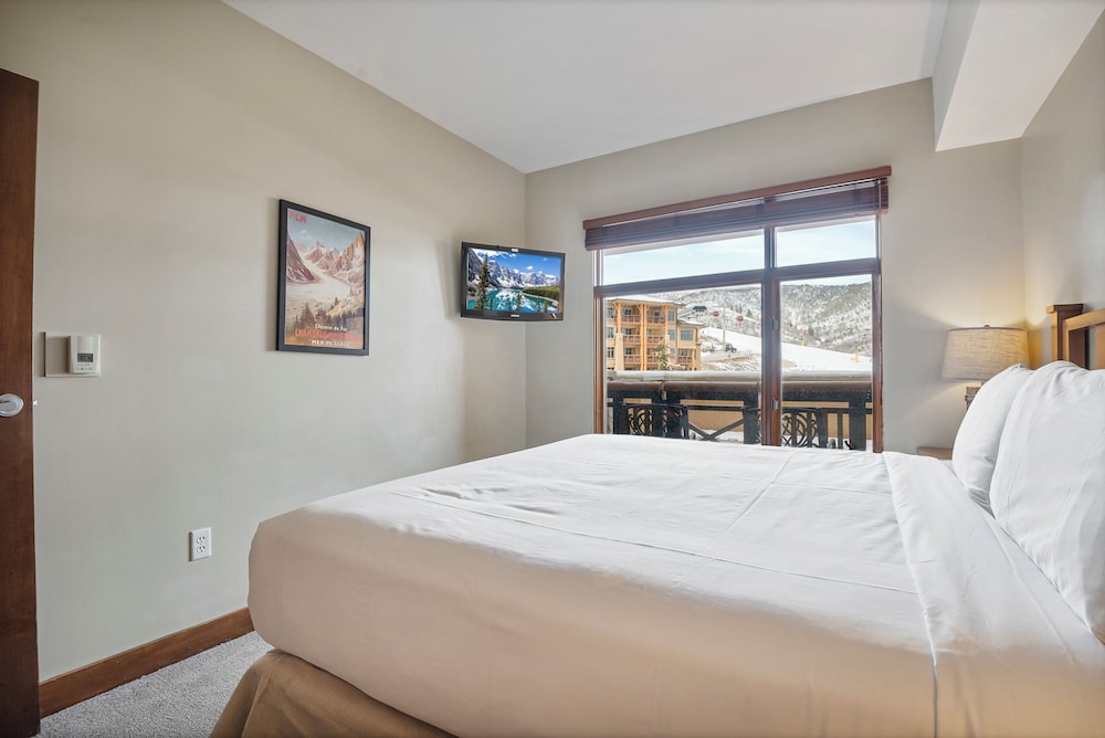 Deluxe Condo, 1 Bedroom, Slope side photo 3