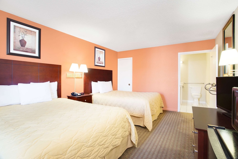 Room, 2 Queen Beds, Accessible, Non Smoking (Mobility/Roll-In Shower) - Photo 3