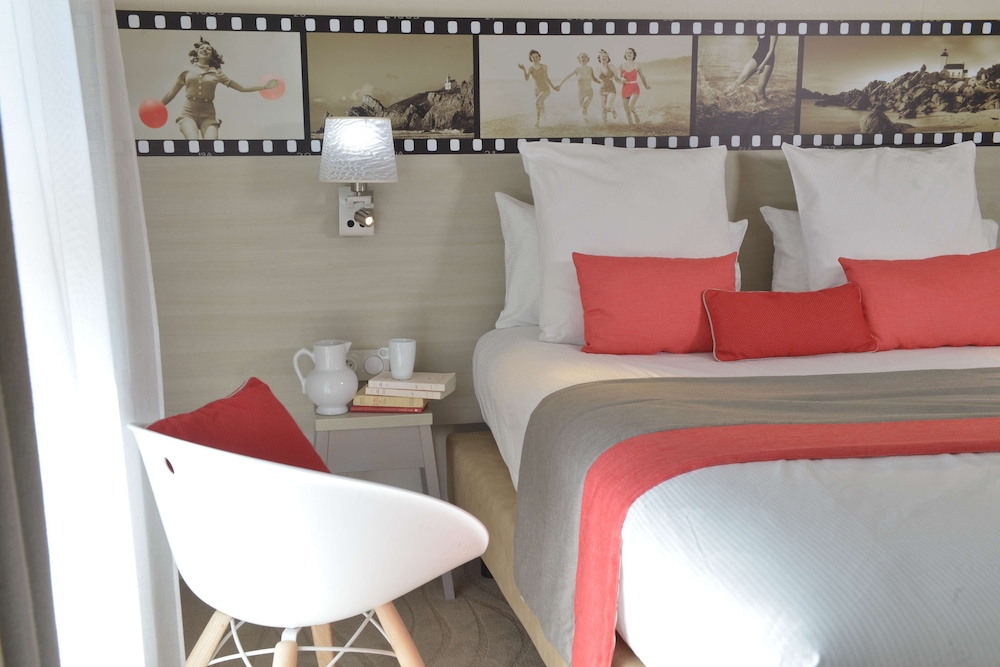 Comfort Room, 1 Queen Bed (Larger Room) - Photo 7