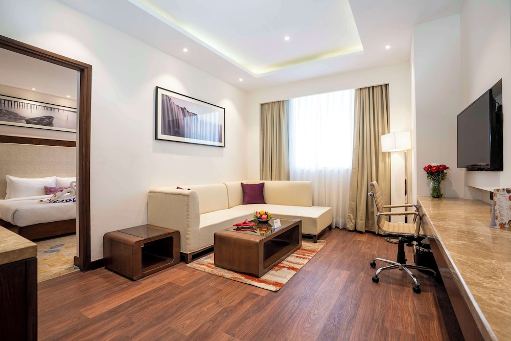 Executive Suite, 1 King Bed, Non Smoking (Separate Living Room) photo 1