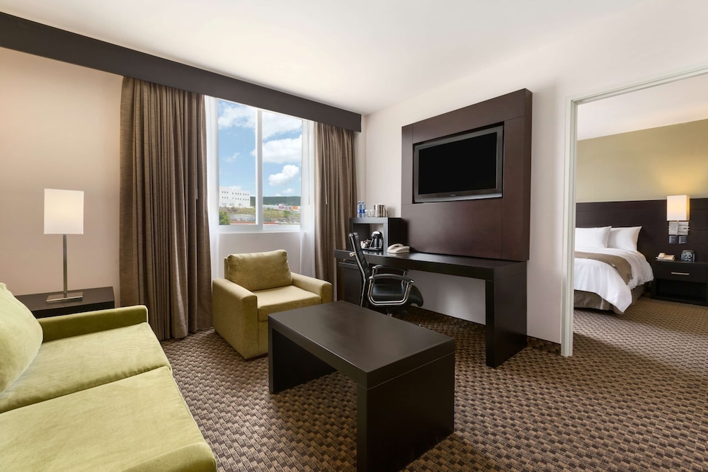 Suite, 1 King Bed, Non Smoking - Photo 2