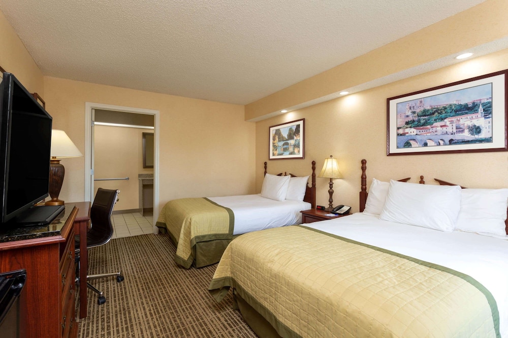 Standard Room, 2 Double Beds, Non Smoking - Photo 1