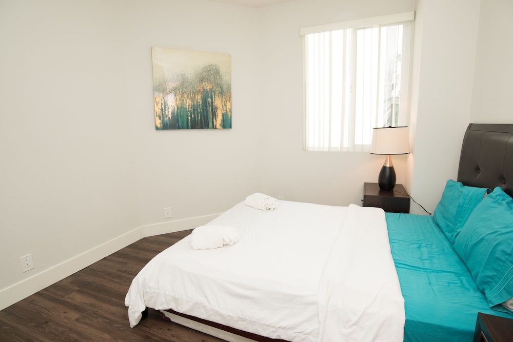 Triple Room (1 king bed and 1 single)