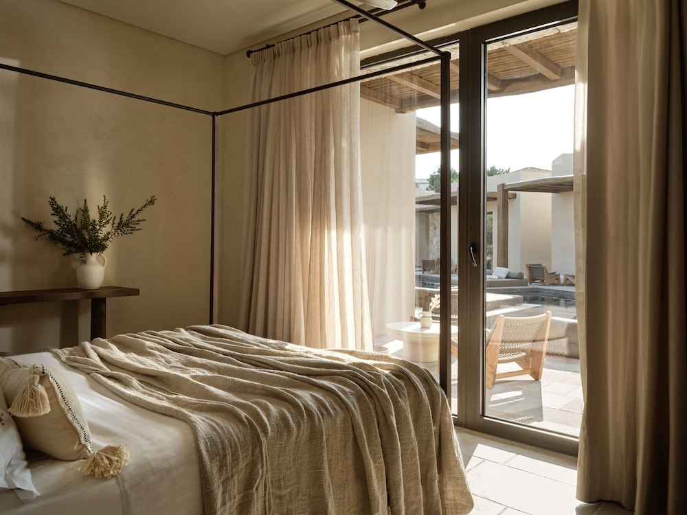 Deluxe Suite with Shared Pool and Walk-in Tub