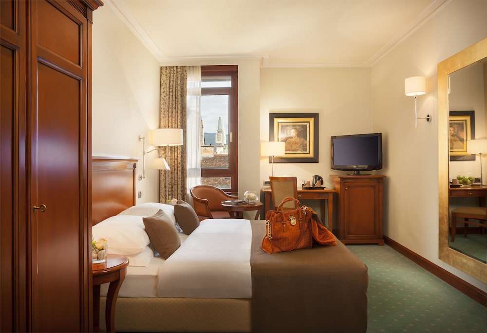 Deluxe Room, 1 King Bed - Photo 1