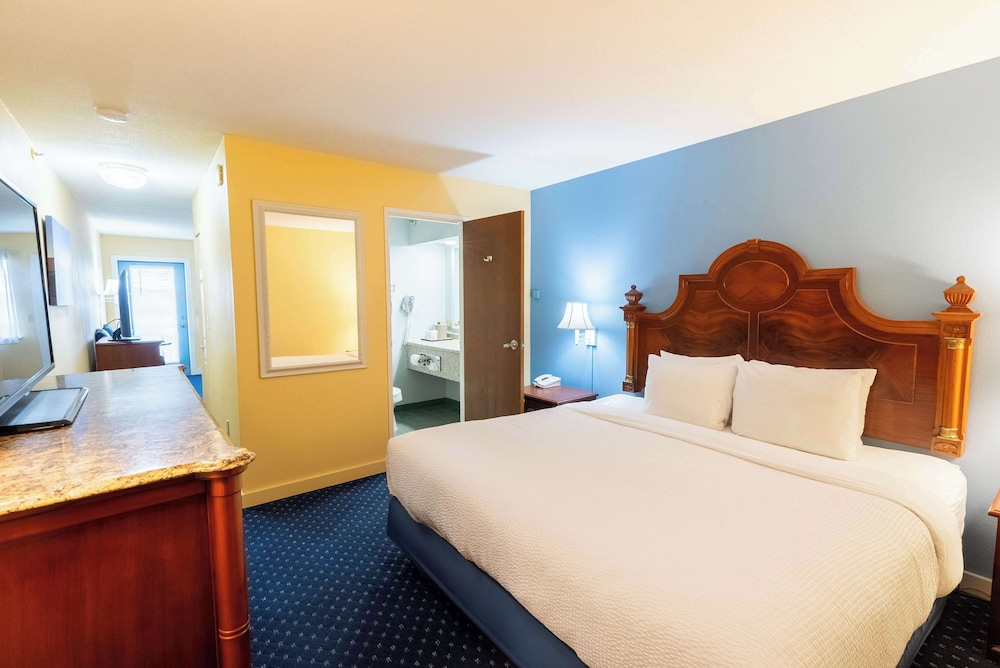 Superior Room, 1 King Bed, Balcony, Bay View - Photo 6