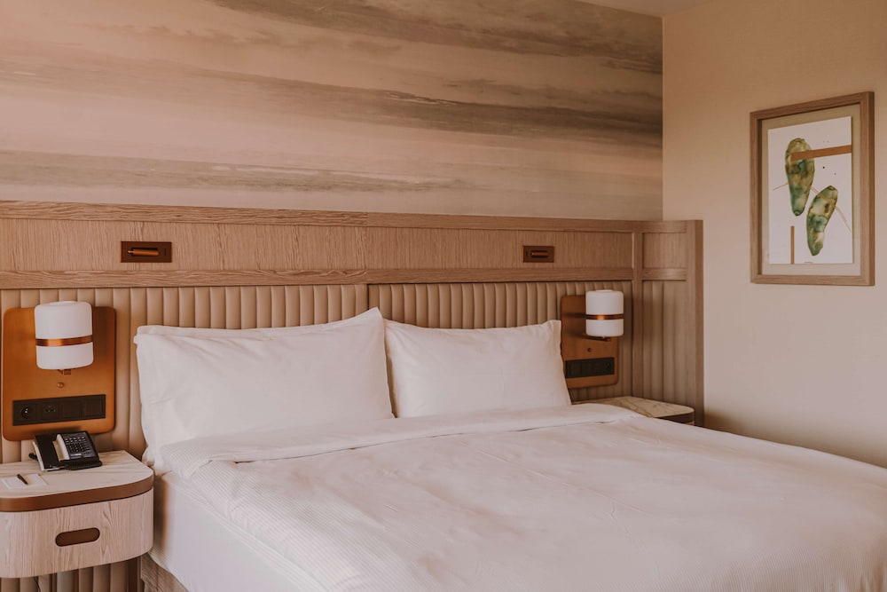 Room, 1 King Bed, Balcony - Photo 1