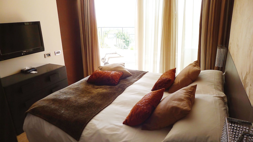 Premium Suite, 1 King Bed with Sofa bed, Garden View photo 1