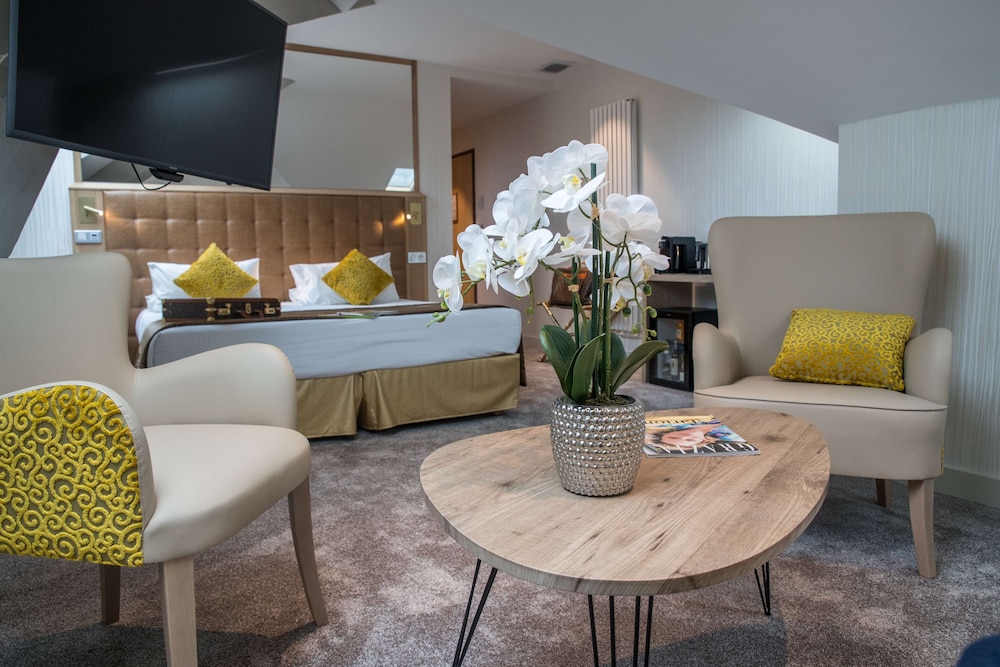 Family Suite, 1 King Bed with Sofa bed, Non Smoking (with Sofabed) photo 1