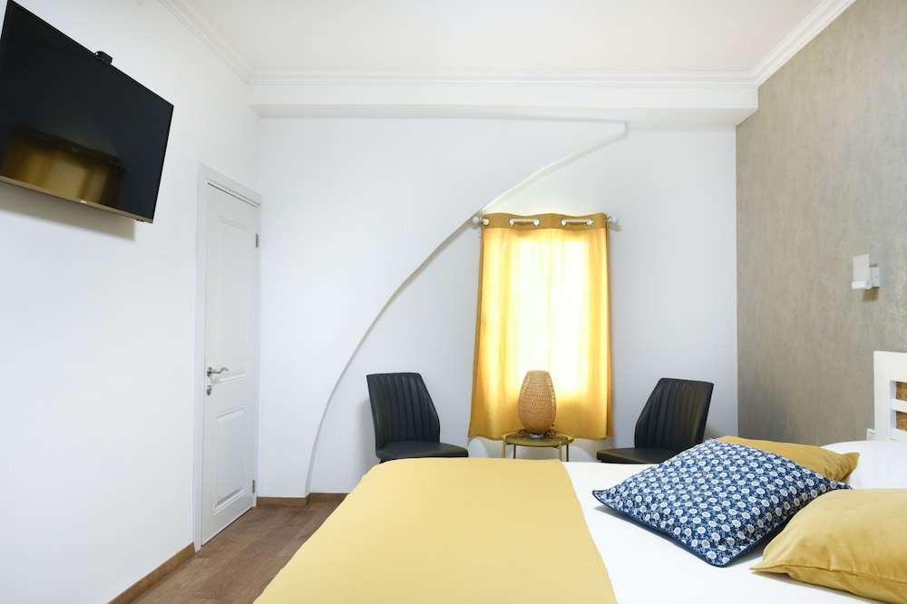 Deluxe Room, 1 Queen Bed With Sofa Bed photo 1