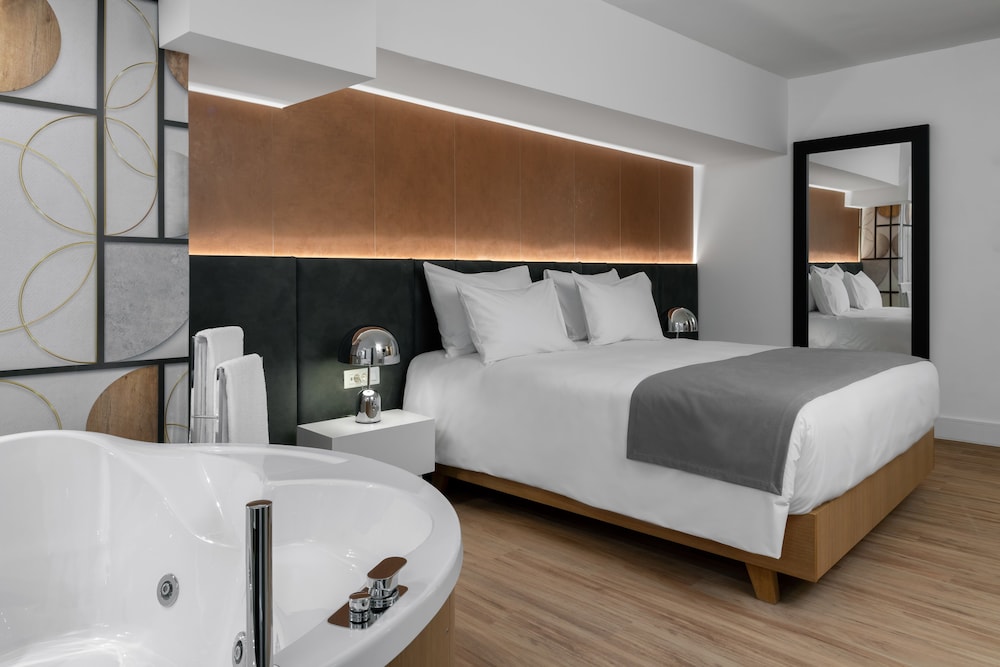 Junior Suite, Jetted Tub photo 3