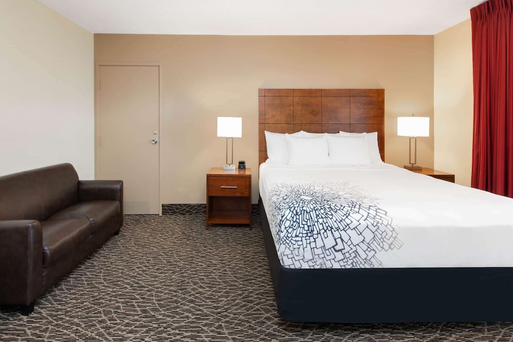 Deluxe Suite, 1 King Bed, Non Smoking - Photo 3