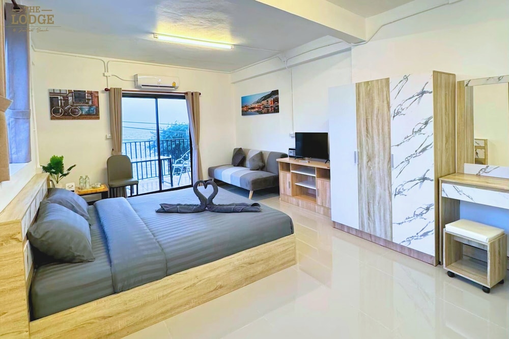 Deluxe Room, Balcony, Sea View - Photo 18