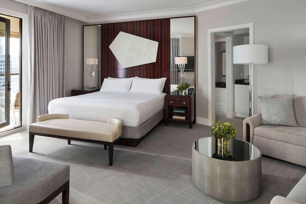 Junior Suite, 1 King Bed, Accessible (Mobility/Hearing, Roll In Shower) - Photo 3