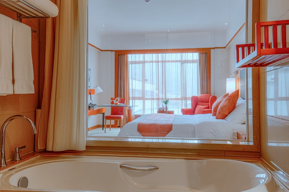 Deluxe Room, 1 King Bed - Photo 2