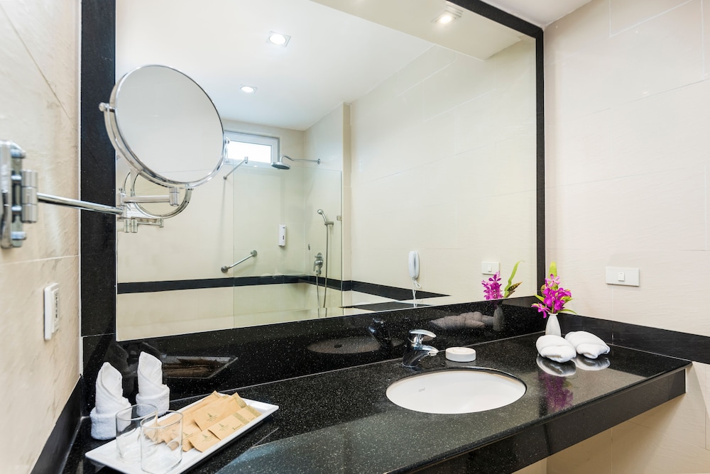 Deluxe Double Room, Poolside - Photo 5