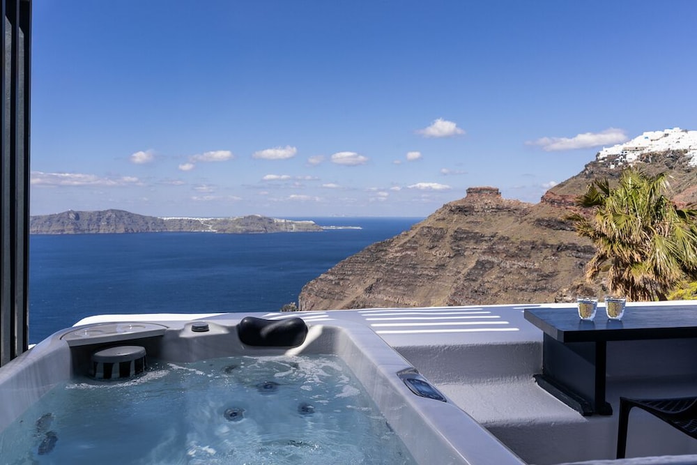 Honeymoon Suite (Outdoor Jetted Tub and Caldera View) - Photo 7