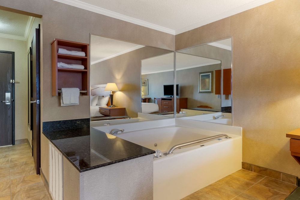 Suite, 1 King Bed, Accessible, Jetted Tub (with Sofabed) photo 2