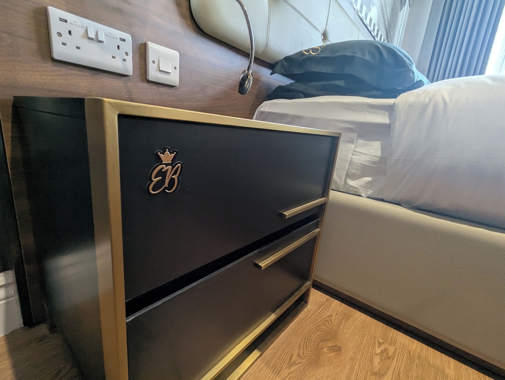 Luxury Suite, 1 King Bed, Non Smoking, Ensuite photo 2