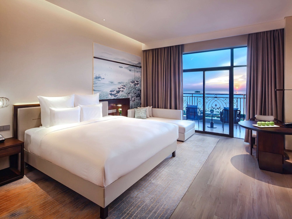 Executive Room, 1 King Bed, Club Lounge Access, Garden View - Photo 4