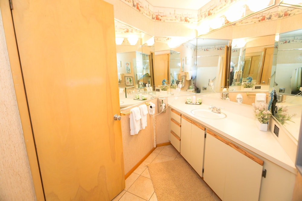 Deluxe Room, Multiple Beds, Kitchen, Pool View (1 Bedroom Dlx-Room 214-Pet Friendly) - Photo 20