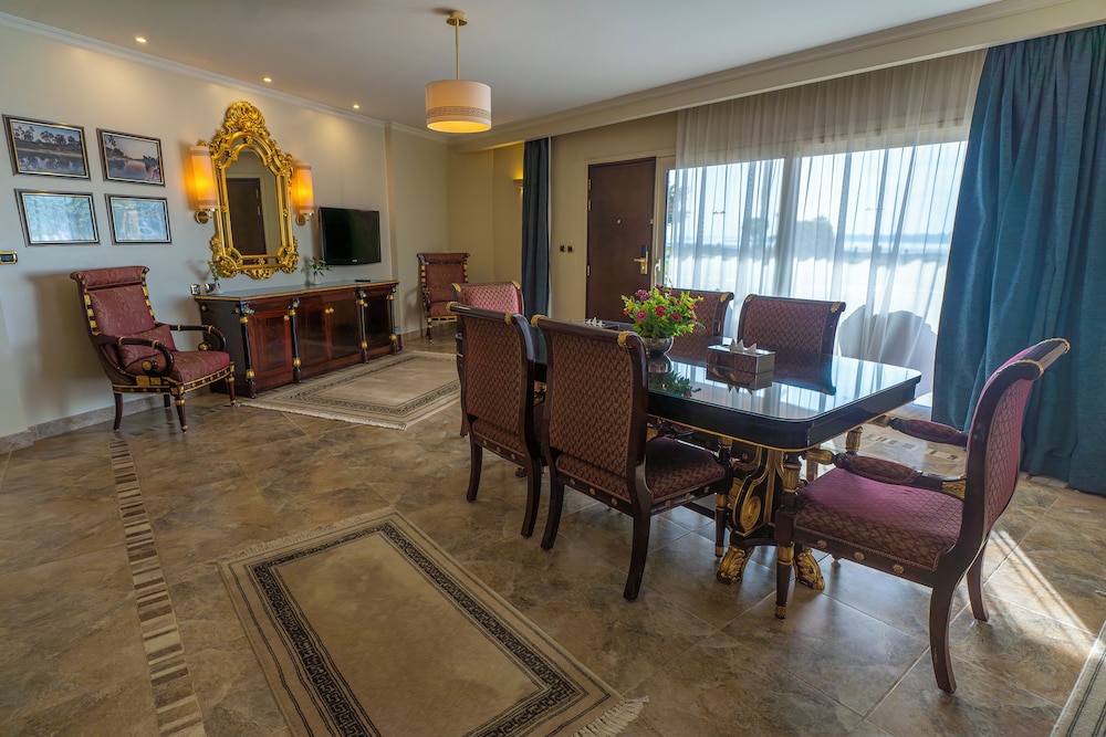 Royal Suite, 1 King Bed - Photo 5