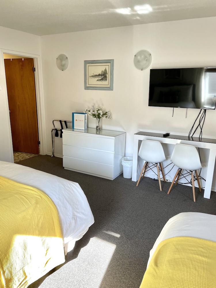 Standard Room, 2 Double Beds (207) photo 3