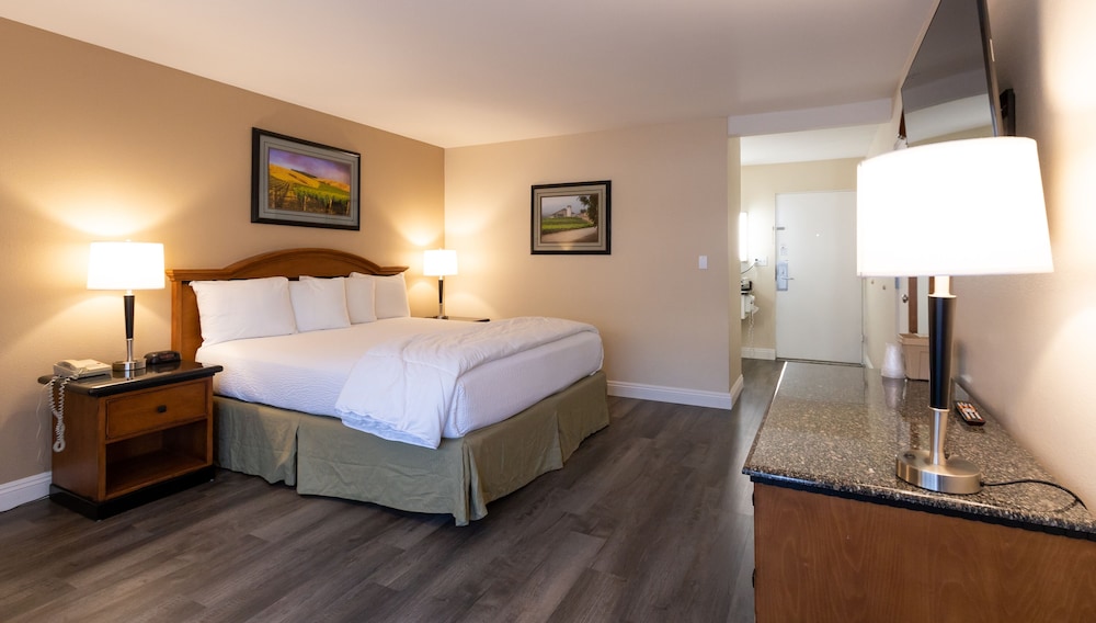 Signature Room, 1 King Bed Ground Floor, Patio (1 king bed nonsmoking) photo 3