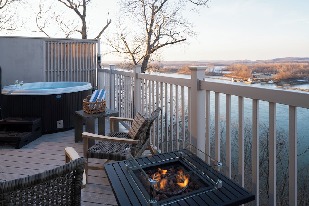 Deck-level Cottage Suite photo 1