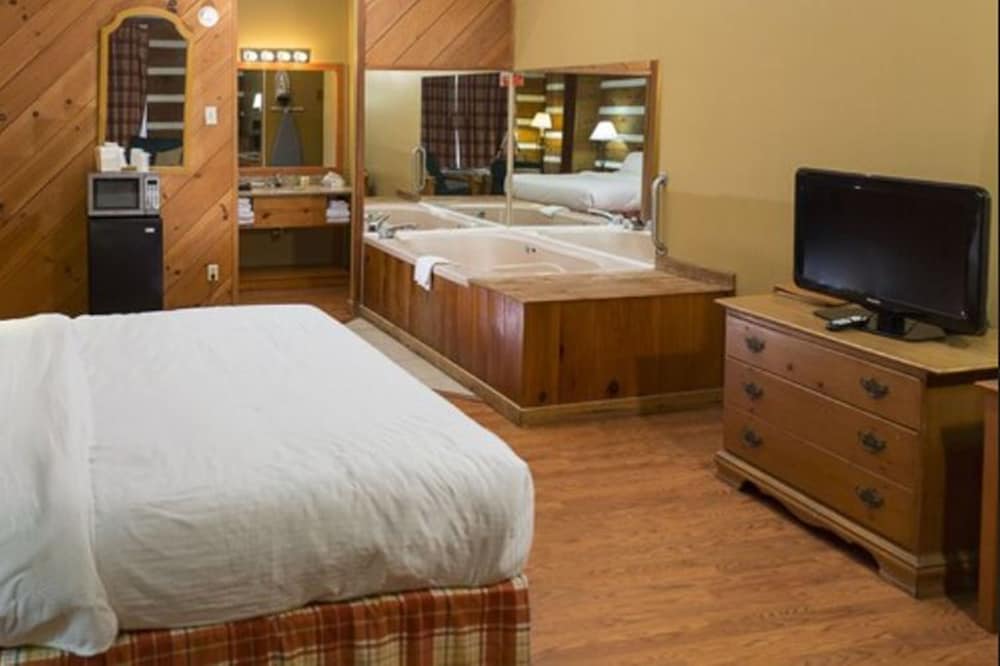 Honeymoon Suite - Photo 3