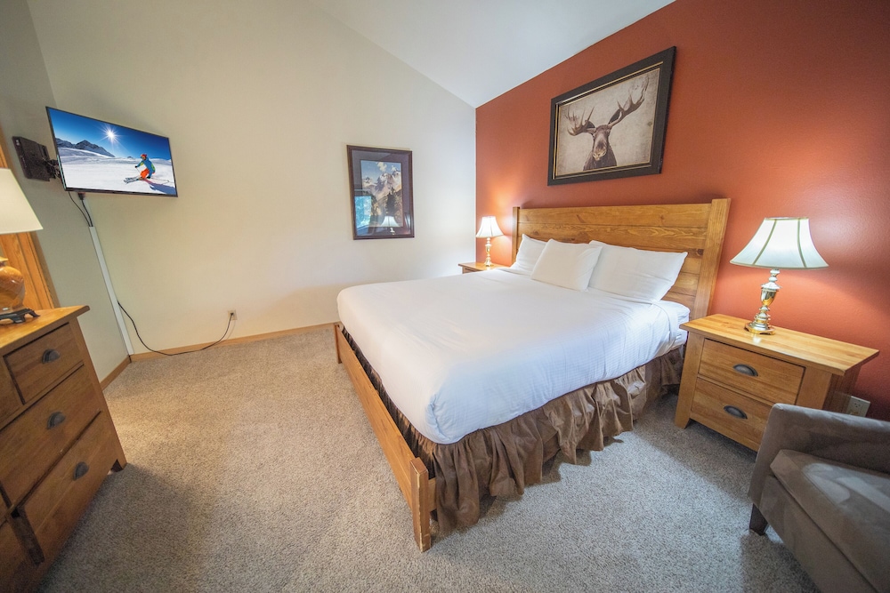 Design Condo, 3 Bedrooms, Balcony, Resort View (Ski Run 302) photo 3