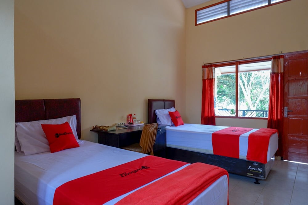 Twin Room (RedDoorz) photo 3