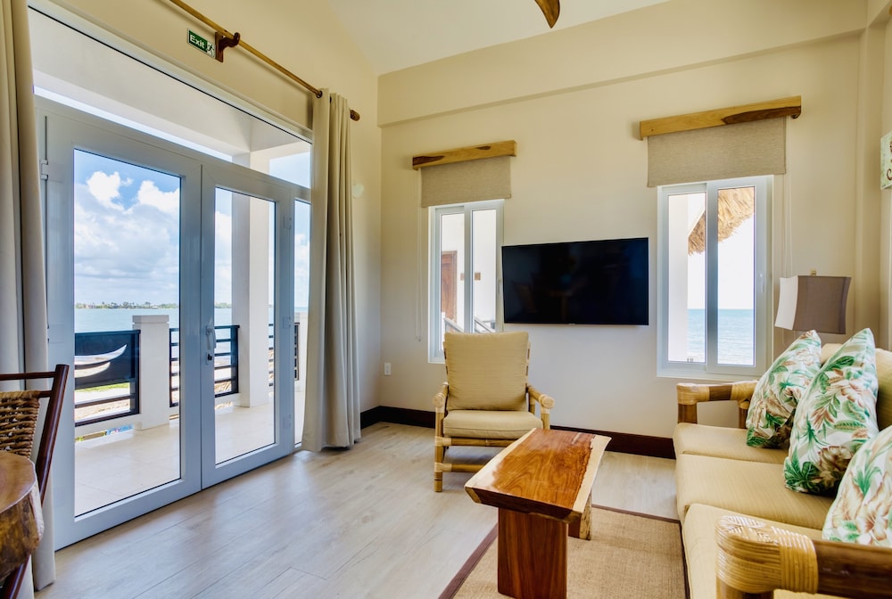 Signature Suite, 1 Bedroom, Ocean View, Oceanfront photo 2