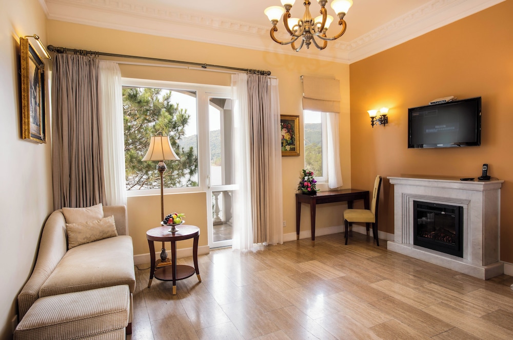 Junior Suite with Lake View Villa