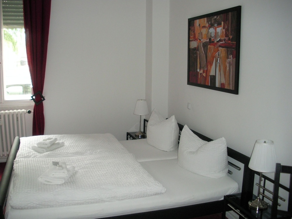 Economy Double Room Single Use, Private Bathroom photo 2